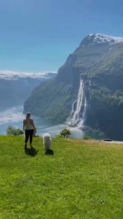 Geiranger, Norway 🇳🇴 Geiranger is one of Norways most beautiful places, and a tourist hotspot. But with corona the spectacular place is free of cruise ships, and we ended up having Skageflå, which is one of the most popular hikes all to ourselves. Videoes