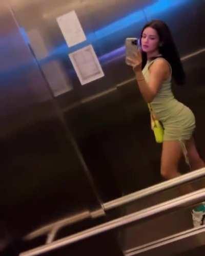 Imagine yourself stuck with Avneet Kaur in that lift ! What would you do?