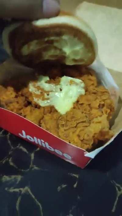 Daming masamang nangyari today, pero pinasaya ng Jollibee araw ko. Kasinglaki ng box un manok eh haha