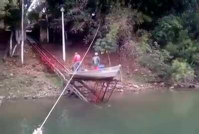 Tava difícil subir a canoa pelo barranco. Tava.