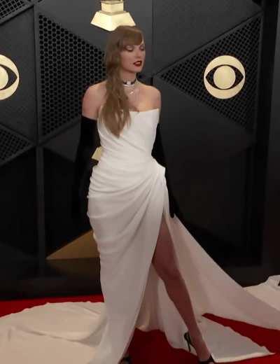 Goddess posing for camera at Grammy