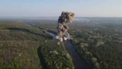 New footage of Ukrainian Forces blowing up bridge over the Seversky Donets between Rubizhne and Lysichansk before retreating