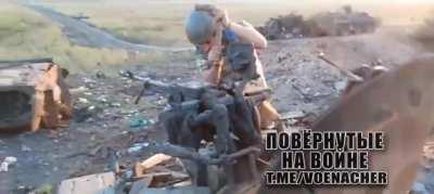 RU POV: Ukrainain soldier is trying to take stucked heavy MG, from destroyed Ukrainian column at Rabotino direciton.