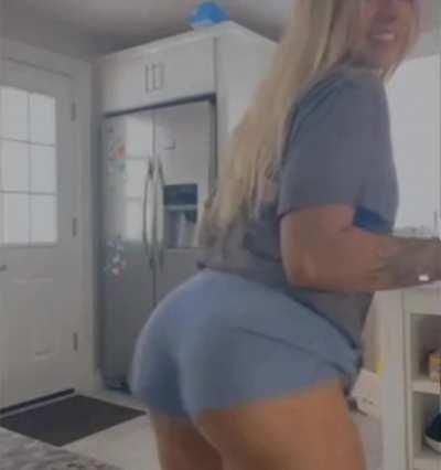 Blonde thot twerking (with slow mo)