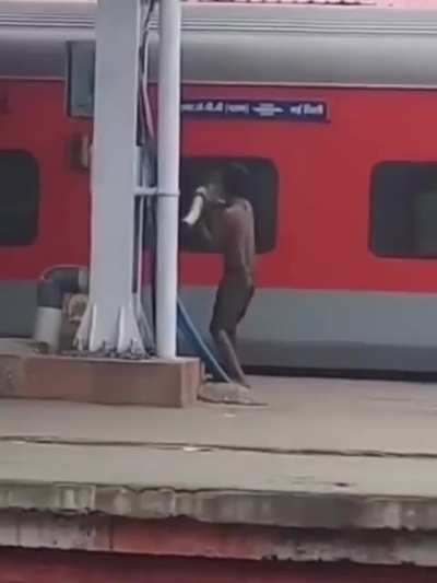 Man breaks trains windows with a pole