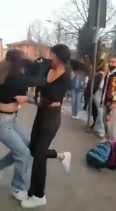 Indian punjabi girl vs italian girl fights at Oderzo Bus station at Italy. Desi ghee khakar khoob pitai ki