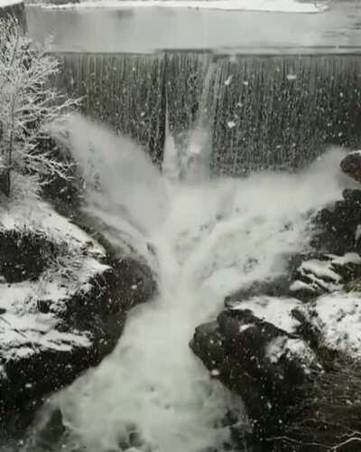 🔥 A beautiful waterfall in the wintertime 🔥