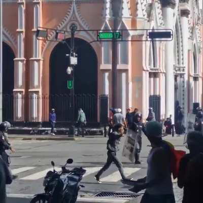 Dispersados a tiros cerca de Miraflores