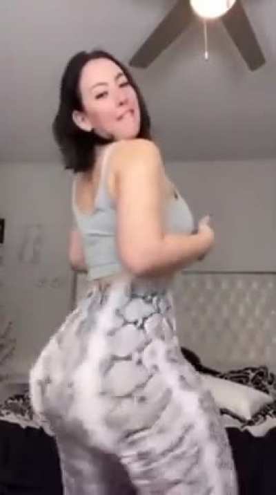 Clapping that ass like it’s a show 