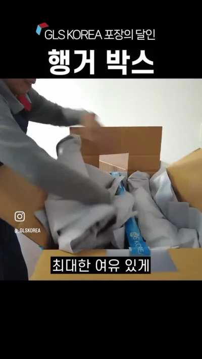 Moving company shows how they pack clothes