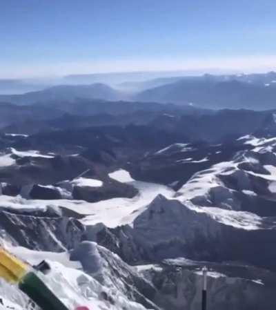 This 360° video shows what it looks like on top of Mountain Everest on a clear day.