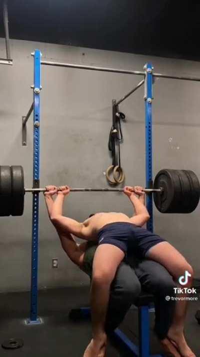 This absolutely straight Guys benching 315?