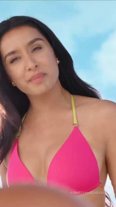 Happy birthday to the most cutest and the most loved nepo baby Shraddha Kapoor 🎉❤️, throwback to when she decided to drain our balls with her sexy bikini show in 'TJMM'.