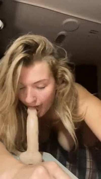 Mia melano shows us what she would do to a dick