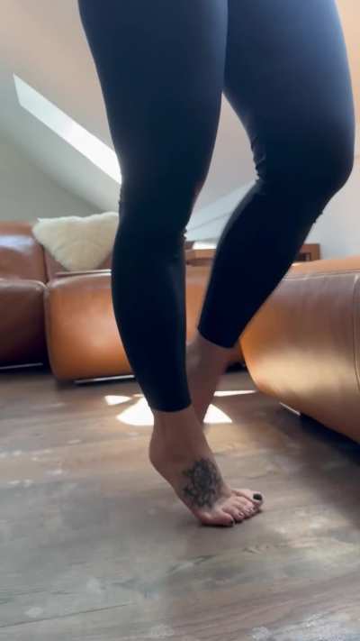 Ballerina feet in leggings, do you like my en pointe posture?