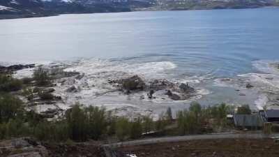 Alta, Norway: Huge mudslide dragging several houses into the sea. 6/3/2020