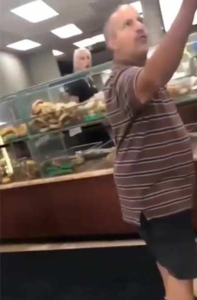 Man freaks out in bagel shop because &quot;women don't like short guys&quot;