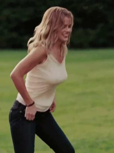 Alice Eve's bouncing and wet plots in Sex and the City 2