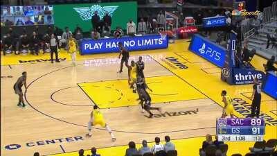 [Highlight] The Warriors nifty ball movement leads to another deep 3 for Curry