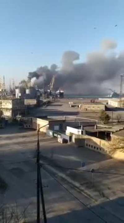 Ship fleeing port of Berdyansk, secondary explosions are audible