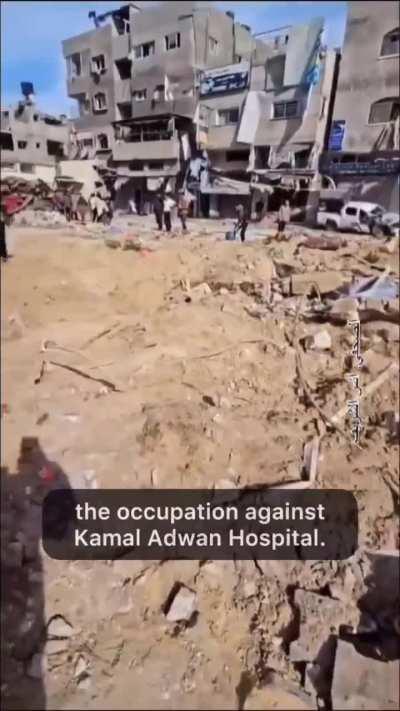 🚨 BREAKING: Further horrible scenes after the IOF buried alive dozens of Palestinians in the courtyard of Kamal Adwan hospital in the northern occupied and besieged Gaza strip.