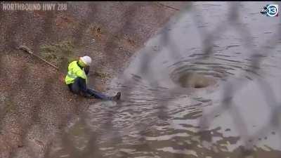 Worker unclogs drain causing highway flood