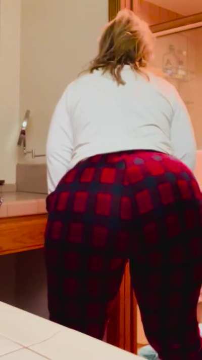 Don’t deny it. You know you want this ass farting in your face. Right? 😈 💨