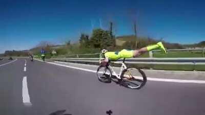 This cyclist unclips from his pedals, lies down on the seat and stretches out to achieve ultimate aerodynamic efficiency and overtake others.