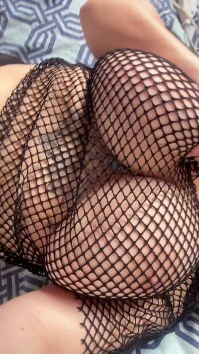 Do I look good on fishnets?👀💖