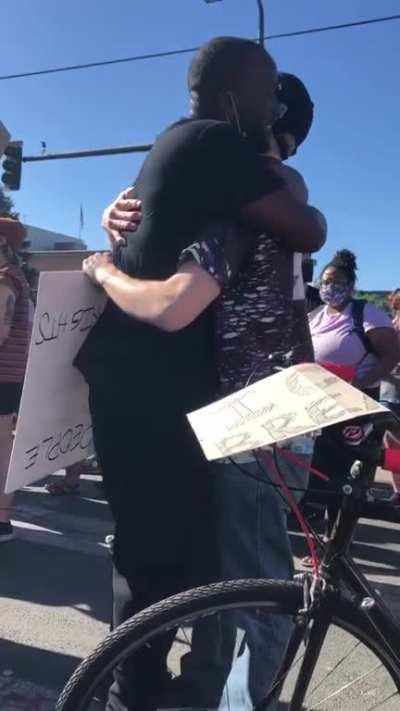 Beautiful moment between black and white protestors in Minneapolis. ✊🏿✊🏾✊🏻