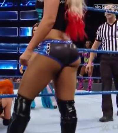 That camera man getting distracted by Alexa will always be funny 🍑😅