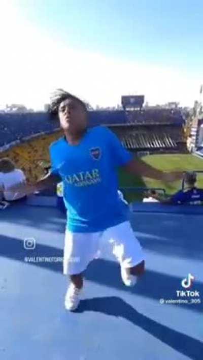 el hincha se expresa en la cancha para hacerle saber al equipo lo mal q juegan