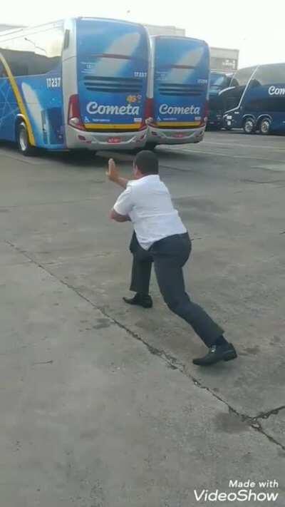 Motorista da viação Cometa (vulgo Cometão) mandando um kata de kung fu no meio do pátio