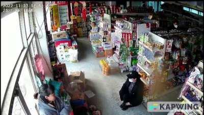 [China] kid decides to have fun in family shop at the wrong time