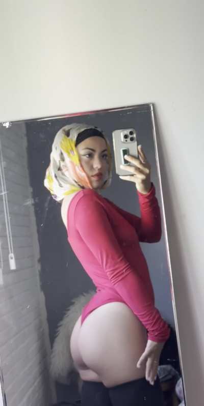 I'm trying to hypnotize you with my sultry arab ass 😋