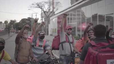 'Ninguém aqui é empreendedor de porra nenhuma. Nós é força de trabalho nessa porra': entregadores antifascistas em protesto anti-Bolsonaro e antirracista ontem em São Paulo