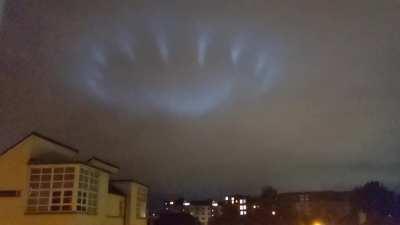 Edinburgh Castle testing their spotlights and looking like an Alien Spaceship. 👽