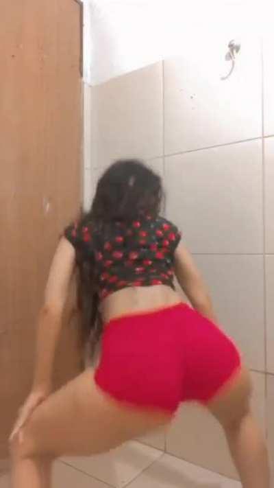 E essa bucetinha deve fazer gostoso 🤤 q bunda gostosa 😈🍆