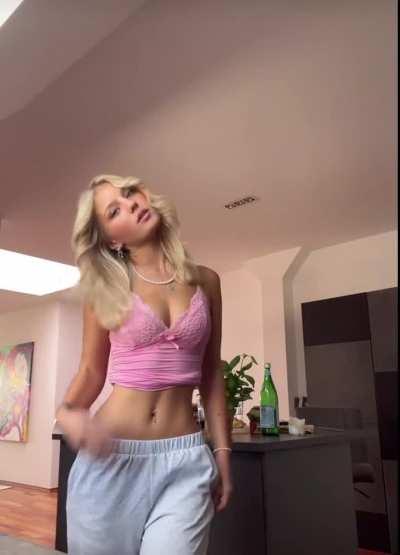 Elena.zbt in a crop top