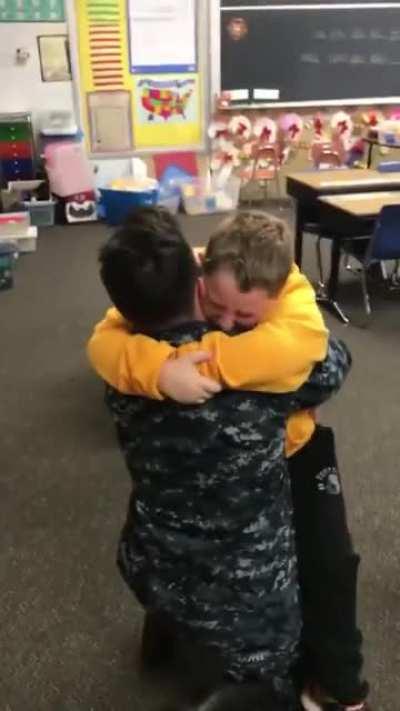 8 year old surprised by his twin brothers homecoming at school