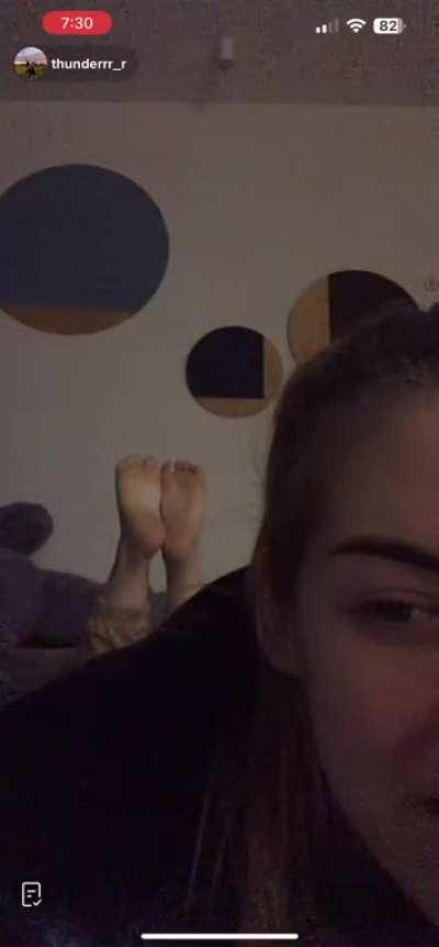 Thunderrrr showing soles in the pose on Live