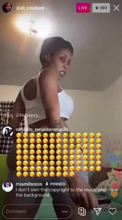 Big ass ebony twerking on livestream [IG]