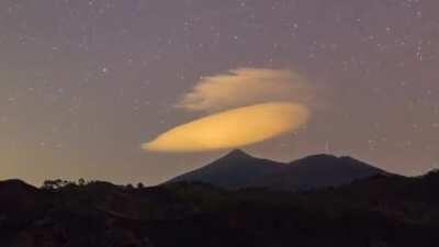 🔥 A stationary lenticular cloud, rotates in position.🔥