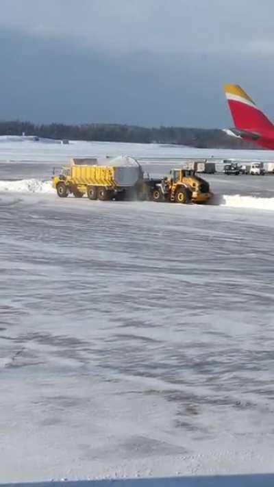 Stockholm Arlanda Airport getting rid of the snow