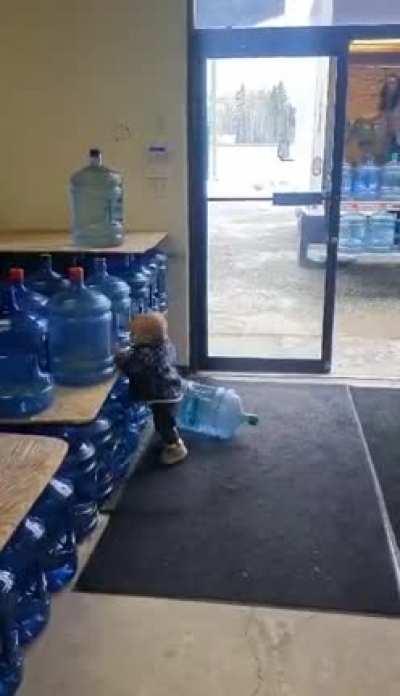 Toddler supports his mom at work with much determination