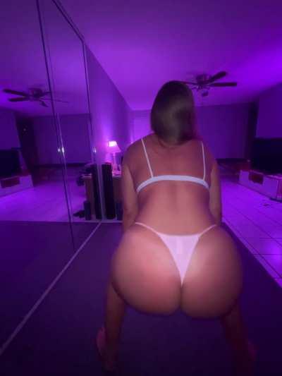 What do ya think of a pawg in pink?