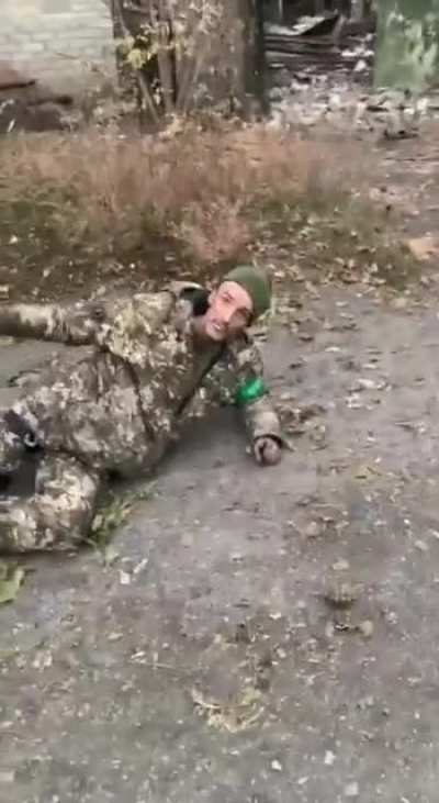 A Russian soldier shoots a Ukrainian prisoner 