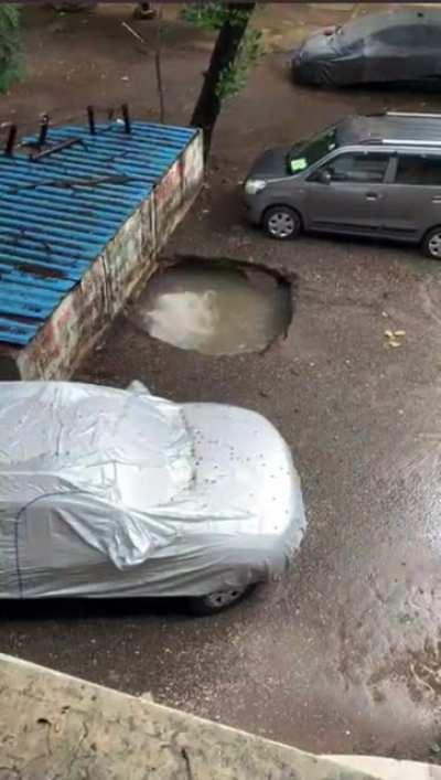 Car sinks into a sinkhole