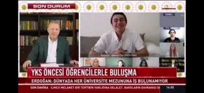 Erdoğan'ın #yks2020 yayınında sufle: Yayındaki gençlerden birine &quot;Gurur duyarım&quot; cümlesini fısıldadılar!