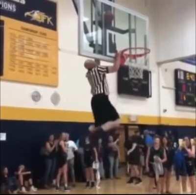 Ref gets ball unstuck from the hoop with insane strength